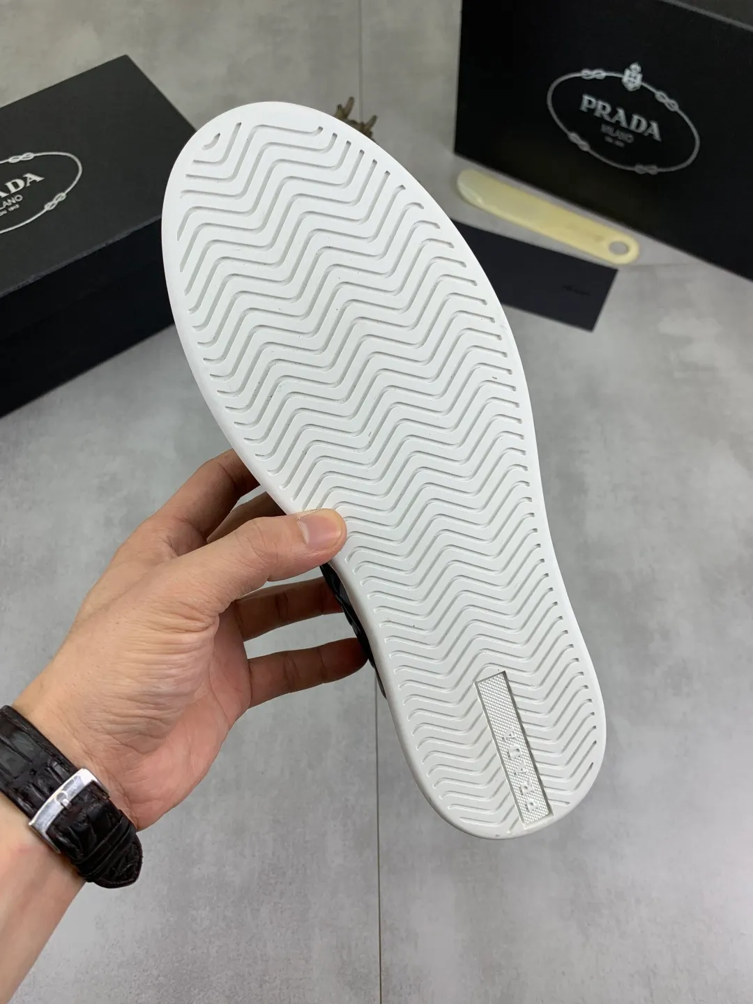 Men's Men's Shoes💰P420💰[New Style] The latest classic model of high-quality PRADA breathable and comfortable men's shoes has been launched on the official website, 1:1 replica, synchronized in Hong Kong, and on the same catwalk; all made of calfskin with breathable mesh fabric ➕Imported soft Soft and comfortable sheepskin lining, 🍡🍡original rubber outsole is non-slip and wear-resistant; comfortable to wear, attractive style, fine workmanship, and simple and neat shoe last, showing a man's courage and toughness, 👍Size: 39-44 2️⃣Color🉑️Choose
